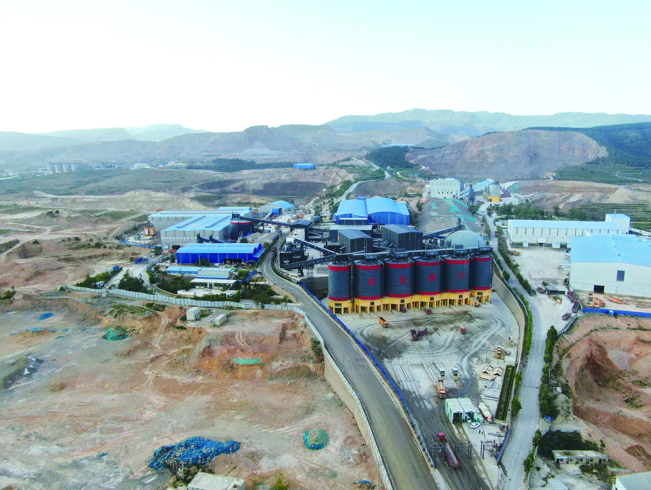 Sand quarry conveyor system and aggregate stockpiles